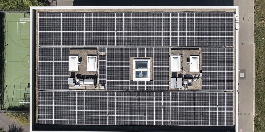 Solarpanels auf dem Dach eines Hauses in Rotkreuz. Bei Neubauten fordert die Energiekommission des Nationalrats eine Solarpflicht. (Archivbild)