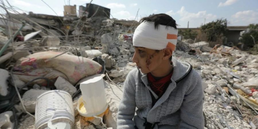 Syrischer Junge auf Trümmerhaufen