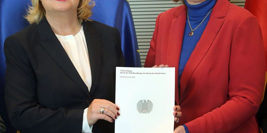 Die Wehrbeauftragte Eva Högl (l) überreicht Bundestagspräsidentin Bärbel Bas ihren Jahresbericht für 2022.