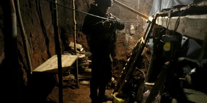 Ukrainischer Soldat an der Front nahe Bachmut Ukrainischer Soldat an der Front nahe Bachmut