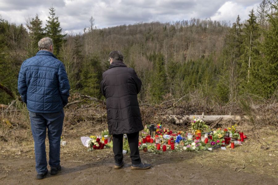 Menschen besuchen die Stelle im Wald, an der Luise (†12) verstorben ist.