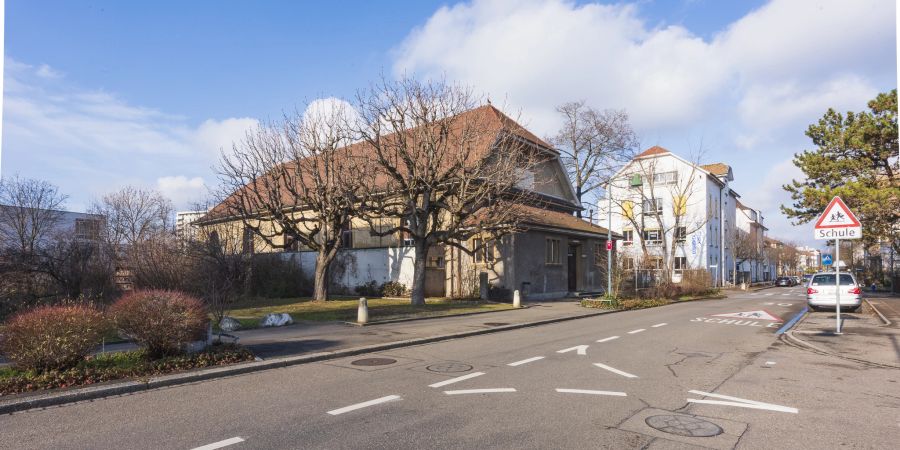 Das Trockenbiotop (Ruderalfläche) und die alte Turnhalle an der Schulstrasse in Birsfelden.