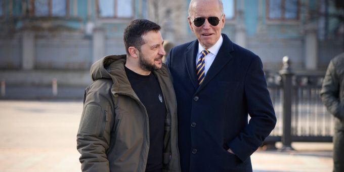 Auch Spezialisten von Joe Biden sollen Wolodymyr Selensky in der Ukraine unterstützen. Ukrainian Presidential Press Office/AP/dpa Ukraine-Krieg