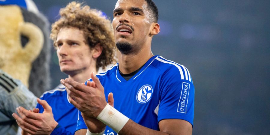 Der Schalker Moritz Jenz (r) zeigte auch im Derby gegen den BVB eine starke Leistung.