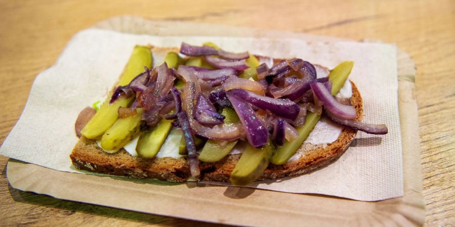 Honigglasierte Zwiebeln erhöhen neben den Gurkenscheiben den Gemüseanteil der Schmalzstulle.
