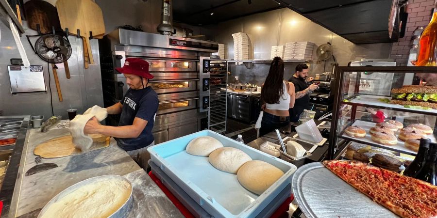In der Pizzeria L'Industrie wird der Piizateig vorbereitet.
