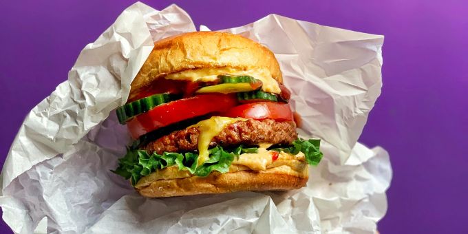 Pflanzliche Burger haben sich bereits als Alternativen zu tierischem Fleisch etabliert. Vegan Burger