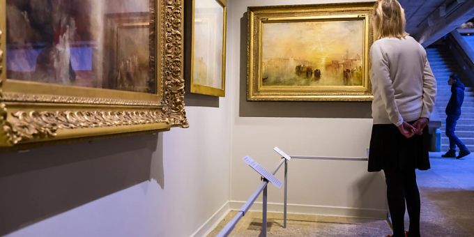 Das Gemälde «Aufbruch zum Ball» (ganz rechts) zieht die Ausstellungs-Besucherin in den Bann. Das Gemälde «Aufbruch zum Ball» (ganz rechts) zieht die Ausstellungs-Besucherin in den Bann.