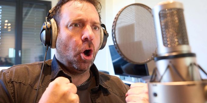 Der Limburger Sänger Ikke Hüftgold alias Matthias Distel singt in seinem Studio. Der Limburger Sänger Ikke Hüftgold alias Matthias Distel singt in seinem Studio.
