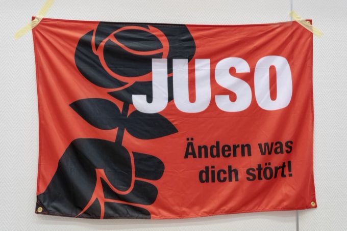 Eine Fahne an der ausserordentlichen Jahresversammlung der Juso im August 2019. Juso