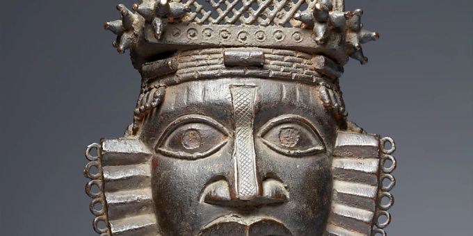 Eine Gürtelmaske, die 1897 von der britischen Armee im Königspalat in Benin City geplündert wurde. Eine Gürtelmaske, die 1897 von der britischen Armee im Königspalat in Benin City geplündert wurde.