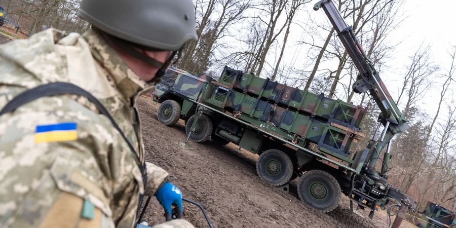 Die Ausbildung ukrainischer Soldaten am Patriot-Flugabwehrraketensystem an einem unbenannten Ort in Deutschland.