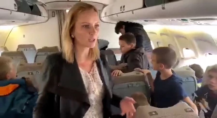 Die russische Kinderrechtsbeauftragte Maria Lwova-Belowa in einem Flieger mit Kindern, die laut Moskau aus dem Ukraine-Krieg «gerettet» werden.