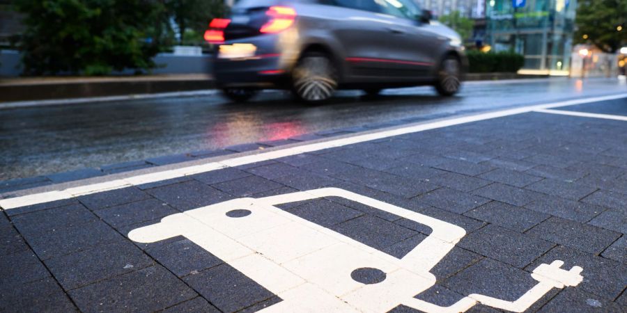 Entlang der wichtigsten Verkehrsachsen der EU soll es in wenigen Jahren mindestens alle 60 Kilometer eine Ladesäule geben.