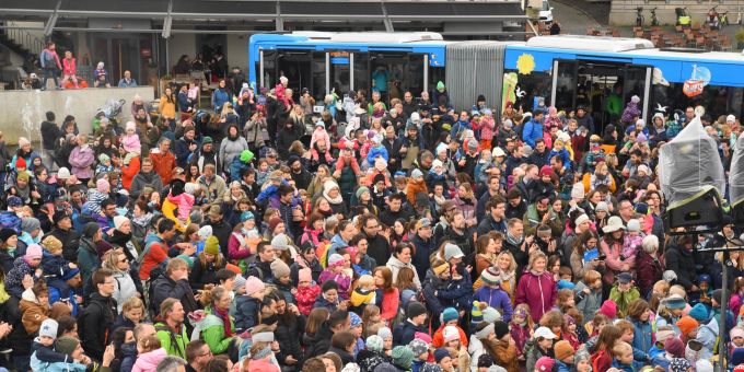 Zahlreiche Kinder versammelten sich am Fischmarktplatz in Rapperswil. ringo