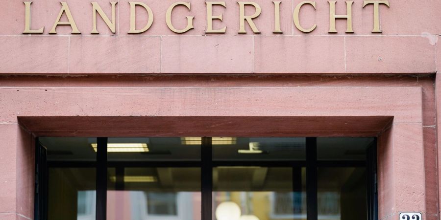 Der Haupteingang des Landgerichts. Im Streit um den Weg über eine Parzelle hat das Landgericht Frankenthal die Klage eines Ehepaars abgewiesen.