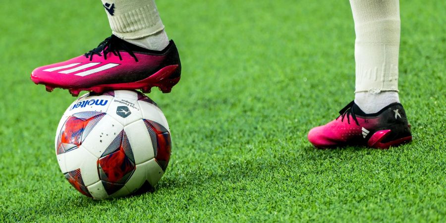 Ein Fussballspieler tritt auf den Ball. (Symbolbild)