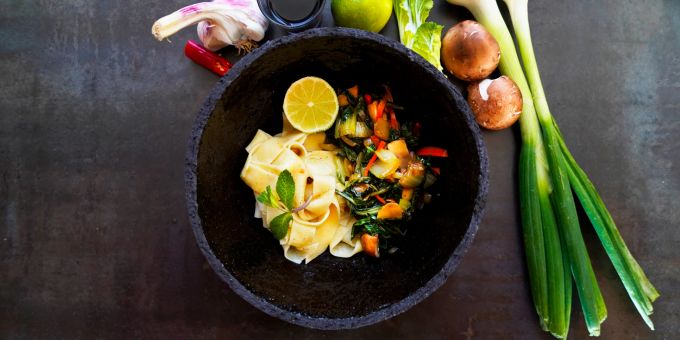 Vegan kochen: Pak Choi umhüllt die Tagliatelle mit einem nussigen, kohlhaften, spinatigen Aroma. Limette sorgt für die Frische. Tagliatelle vegan