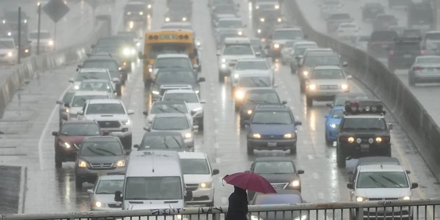 Die Menschen im US-Bundesstaat Kalifornien haben schon wieder mit massiven Regenfällen und Überschwemmungen zu kämpfen. Foto: Jae C. Hong/AP - ACHTUNG: Nur zur redaktionellen Verwendung und nur mit vollständiger Nennung des vorstehenden Credits