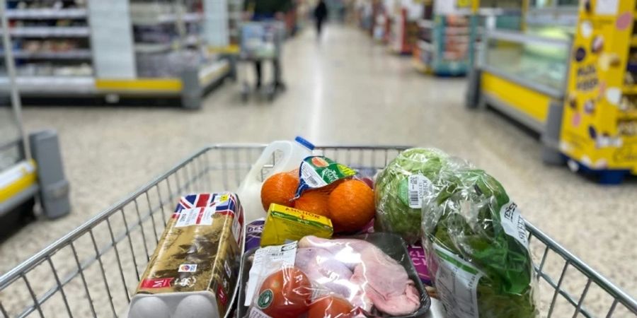 Einkaufswagen in Supermarkt