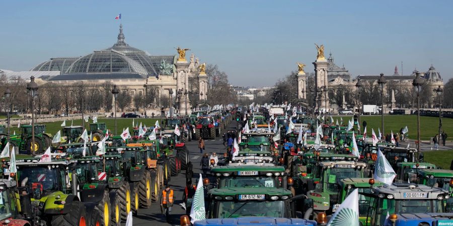 Traktoren parken vor dem Museum Grand Palais (l). Französische Landwirte stören mit Hunderten von Traktoren den Verkehr in Paris, um gegen ein EU-Pestizidverbot zu protestieren.