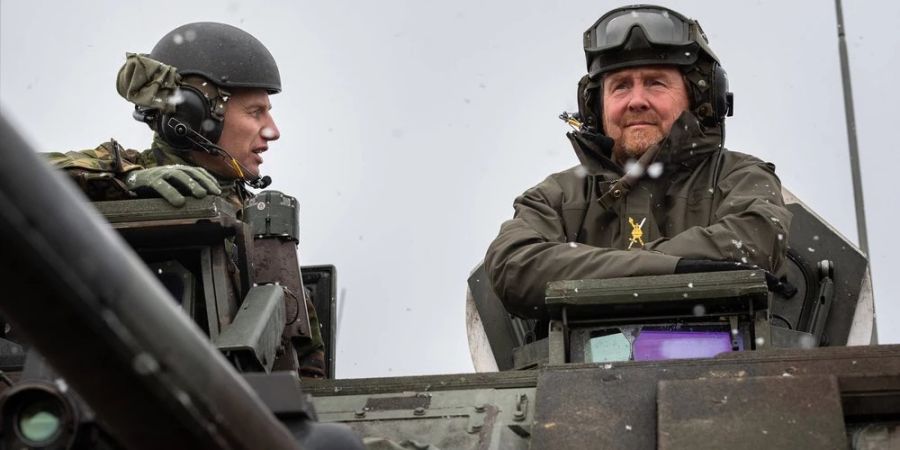 König Willem-Alexander (r.) hat Soldaten in Litauen besucht.