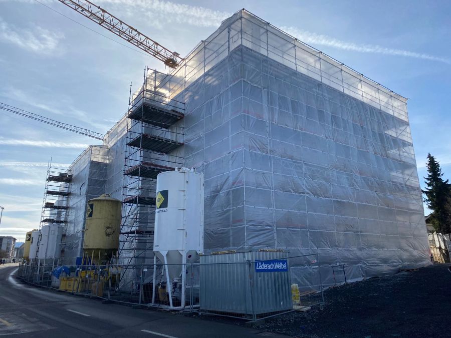 Die Baustelle auf der Strahmmatte in Münchenbuchsee BE ist im Winter beheizt.