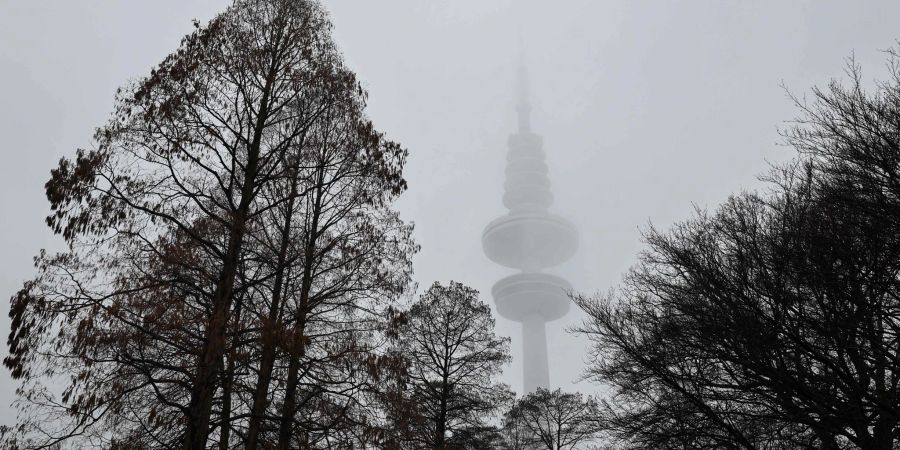 Der Hamburger Fernsehturm ist bei Nebel und Regen nur undeutlich zu erkennen.