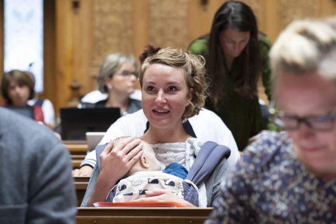 Nationalrätin Irene Kälin (Grüne/AG) und Söhnchen Elija an der Herbstsession der Eidgenössischen Räte. Aufgenommen am Mittwoch, 26. September 2018 im Nationalrat in Bern. (Archivbild) Irène Kälin Kind