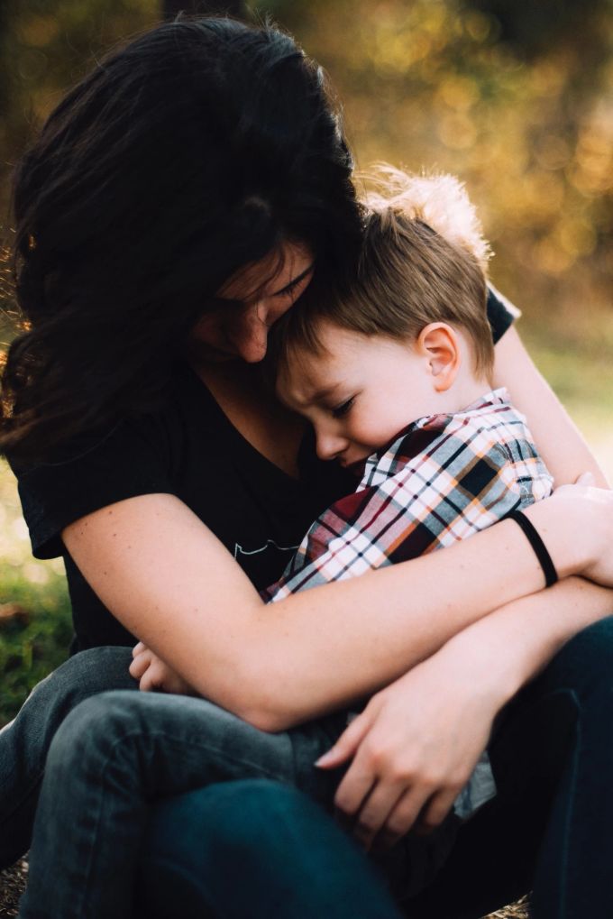 Wenn Kinder trauern, sollten Erwachsene noch mehr als sonst für sie da sein. Kinder trauern Erwachsene
