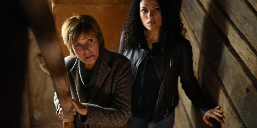 Kommissarin Lucas (Ulrike Kriener, l.) und ihre Kollegin Betty Sedlacek (Claudia Kottal, r.) ahnen noch nicht, was sie auf dem Dachboden erwartet.