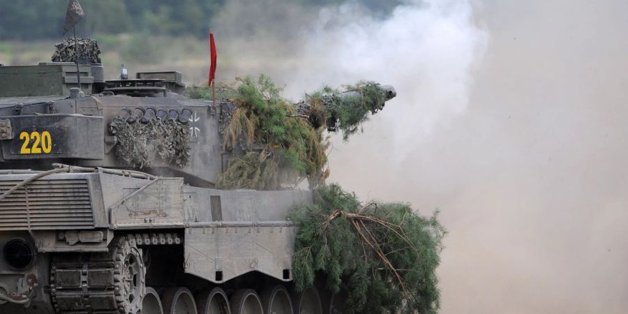 Ein Panzer Leopard 2A6 des Panzerlehrbataillones 93 der Bundeswehr auf dem Truppenübungsplatz Oberlausitz.