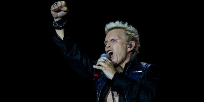 Der britische Sänger Billy Idol tritt bei einem Musikfestival in Rio de Janeiro auf. Der britische Sänger Billy Idol tritt bei einem Musikfestival in Rio de Janeiro auf.