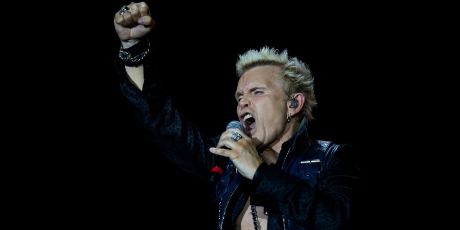 Der britische Sänger Billy Idol tritt bei einem Musikfestival in Rio de Janeiro auf.