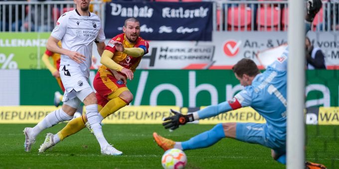 Karlsruhes Jerome Gondorf (M) trifft zur Führung. Karlsruhes Jerome Gondorf (M) trifft zur Führung.