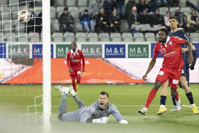 Miguel Castroman (nicht im Bild) trifft zum 1:1 für den FC Thun, Marius Müller (FC Luzern) liegt verletzt am Boden. FC Luzern FC Thun