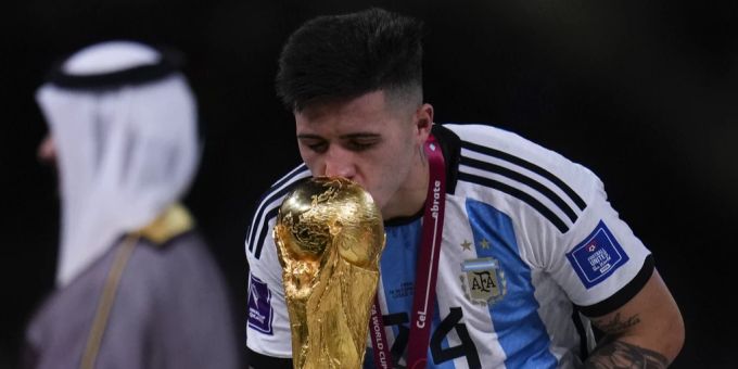 Im Dezember wurde er Weltmeister mit Argentinien, nun wechselt Enzo Fernandez zu Chelsea. Enzo Fernandez