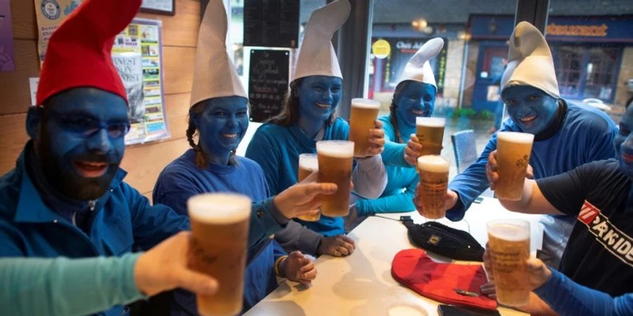 Ein paar Schlümpfe prosten sich in Landerneau zu