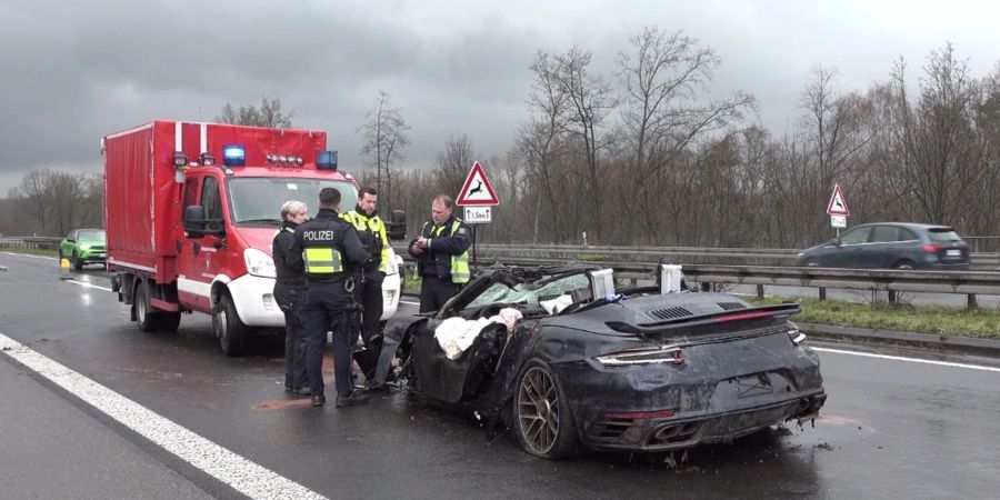 Polizisten stehen an einem Autowrack auf der A3: Vier Menschen sind hier ums Leben gekommen.