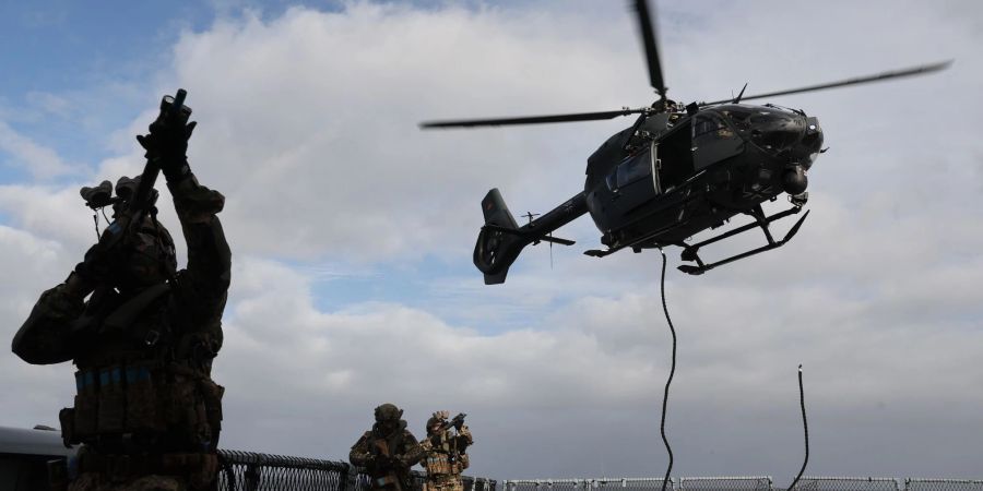 Soldaten des KSM (Kommando Spezialkräfte Marine) seilen sich bei einer Demonstration an Bord der Fregatte Hessen aus einem Hubschrauber ab.