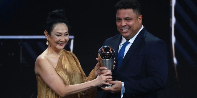 Ronaldo überreicht Pelés Witwe den Silberpokal. Ronaldo überreicht Pelés Witwe den Silberpokal.