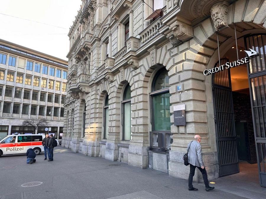 Vor der bewilligten Kundgebung um 18 Uhr wurde eine Spontandemo angekündigt.