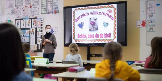 Eine Lehrerin mit FFP2-Maske unterrichtet in einer ersten Klasse an einer Grundschule in Hemmingen. Foto: Sebastian Gollnow/dpa Eine Lehrerin mit FFP2-Maske unterrichtet in einer ersten Klasse an einer Grundschule in Hemmingen. Foto: Sebastian Gollnow/dpa