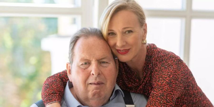 Ottfried Fischer und seine Ehefrau Simone 2019 in Passau. Foto: Armin Weigel/dpa