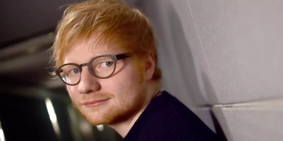 Ed Sheeran gibt mit der Trikot- Beschriftung für die Teams von Ipswich Town ein paar Rätsel auf. Foto: Britta Pedersen/dpa-Zentralbild/dpa