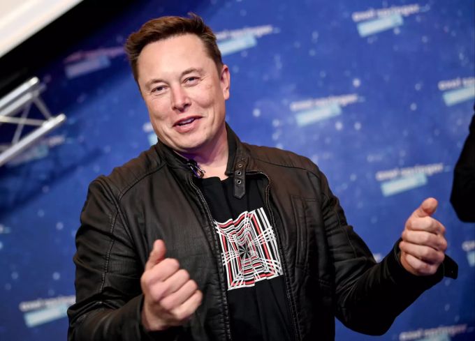 ARCHIV - 01.12.2020, Berlin: Elon Musk, Tesla-CEO, kommt zur Verleihung vom Axel Springer Award. Tesla-Chef Elon Musk
