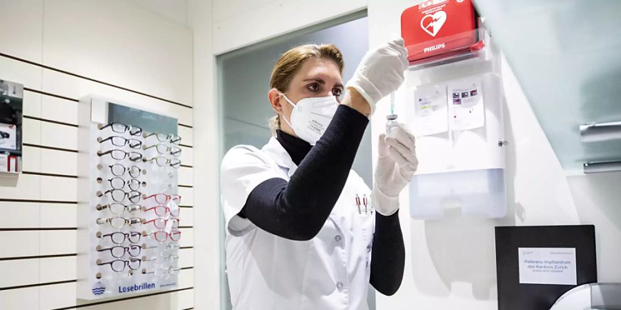 Eine Apothekerin zieht eine Spritze mit einem Impfstoff gegen das Coronavirus auf. In der Schweiz wurden bisher 1'007'496 Personen vollständig geimpft. (Archivbild)