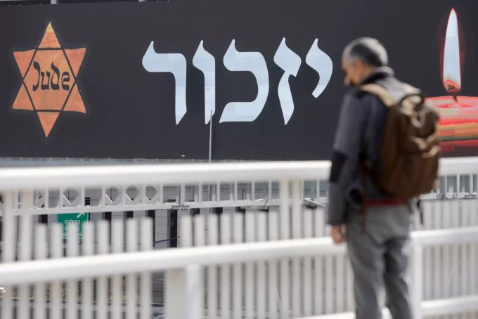 08.04.2021: Ein Mann steht schweigend auf einer Strasse. Israel hat der sechs Millionen jüdischen Opfer des Holocaust gedacht. Israel gedenkt der Opfer