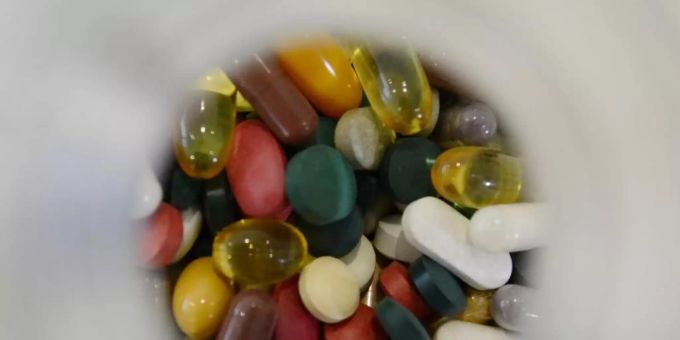 In zu hoher Dosierung kann die Zufuhr von Vitamin D gesundheitsschädigend sein. Vitamin d