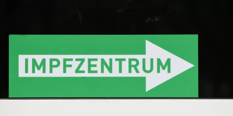 Hinweisschild an einem Impfzentrum